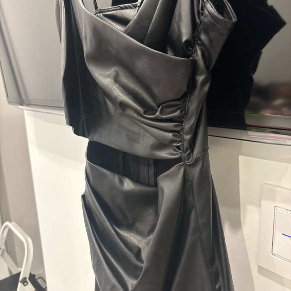 Zara Elegant Black Leather Dress - Picture 5 of 8